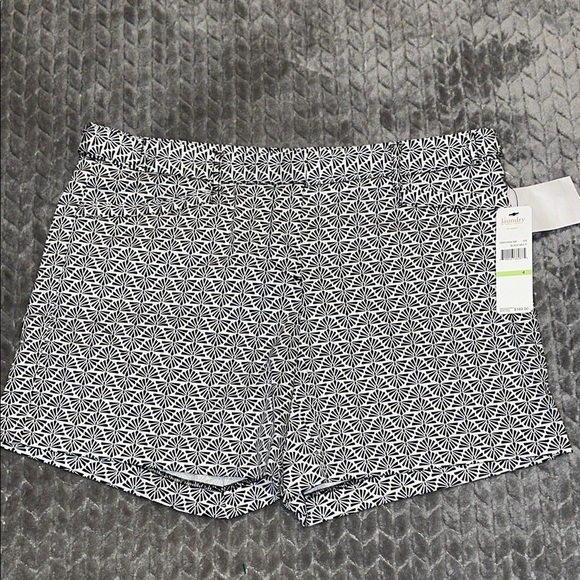 NWT Laundry by Shelli Segal Printed Shorts Women’s Black/White Size 4 MSRP $169 - Picture 1 of 9